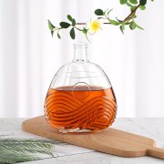 Round patterned whiskey glass bottle (1)