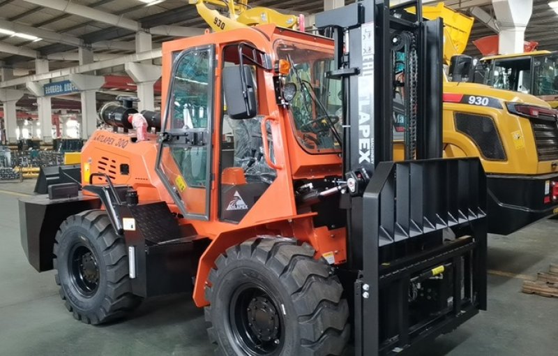 ATLAPEX 3 ton All Terrain forklfit 30Q ready be loaded for Russia