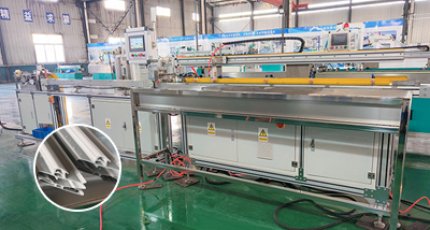 خط إنتاج حشوات أبواب الثلاجات مع جهاز إدخال الشريط المغناطيسي عبر الإنترنت ينجح في التشغيل التجريبي!