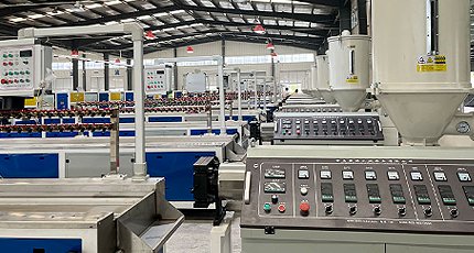 احتفل بحرارة بإكمال تركيب العملاء وتشغيل خمسة عشر خط إنتاج للخشب والبلاستيك