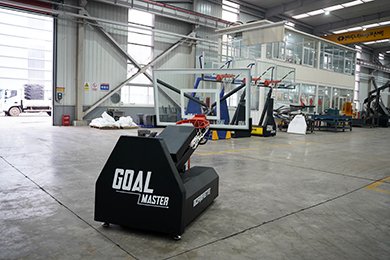 Height-adjustable: 2.3 m to 3.05 m in 15 cm increments