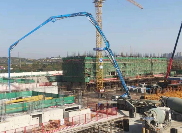 Construcción de un camión bomba de 58 metros en el sitio