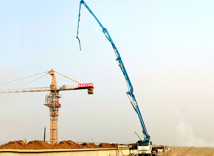 Gran sitio de construcción de camiones bomba de hormigón