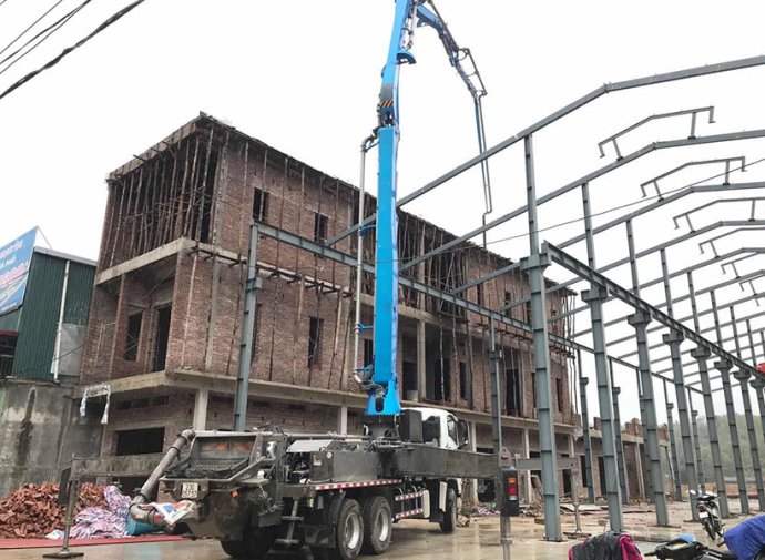 Construcción de un camión bomba de 38 metros en Vietnam