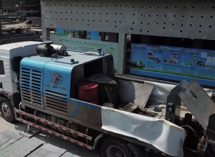 Construcción de una bomba de hormigón montada en camión en la estación de tren de alta velocidad de Hongdao