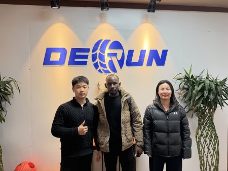 Togolese customers visit DERUN AUTO to deepen cooperation in the procurement of 6x4 dump trucks from China National Heavy Duty Truck Group.