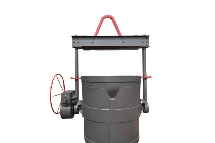 Ladle for molten iron