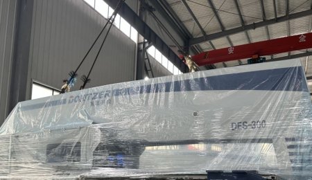 Dongze Technology's classic blue and white turret punch are loaded and shipped to Russia