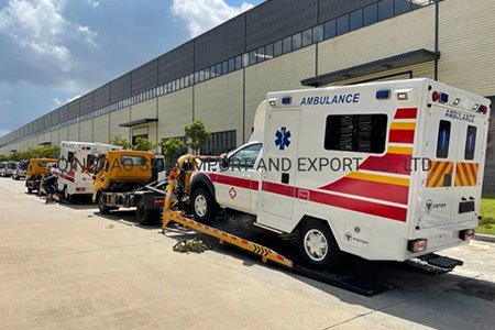 Military Dongfeng 4X4 Medical Type II Emergency Ambulance 