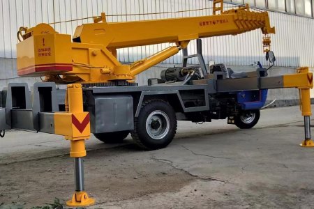 Three Wheels Truck Crane