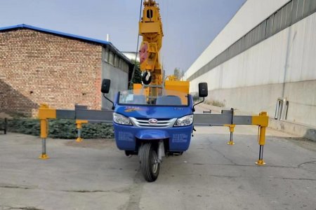 Three Wheels Truck Crane