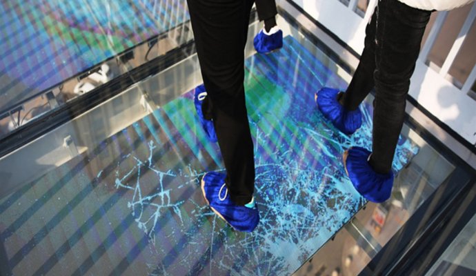 Bulletproof glass is widely used in modern warfare, mainly for protecting military equipment and personnel safety. 