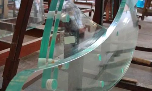 Curved laminated glass