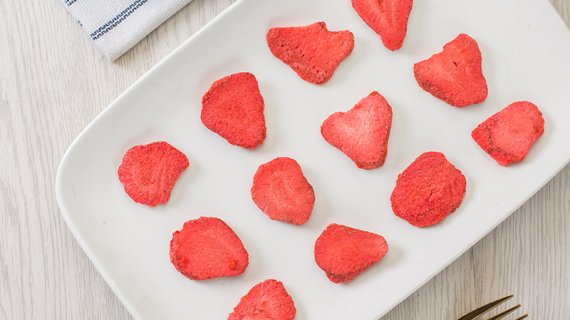 How do bake-grade freeze-dried strawberry slices preserve color and flavor during production?