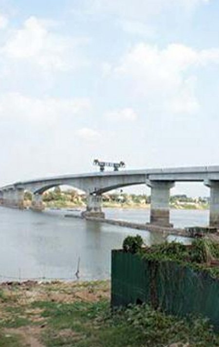  Balanced cantilever Form traveller construction method in Laos PakbengThe Mekong River Bridge Project