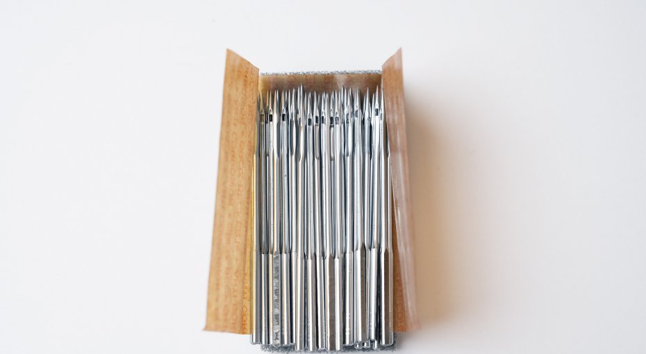 Shuttleless machine needles