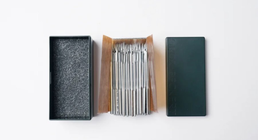 Shuttleless machine needles