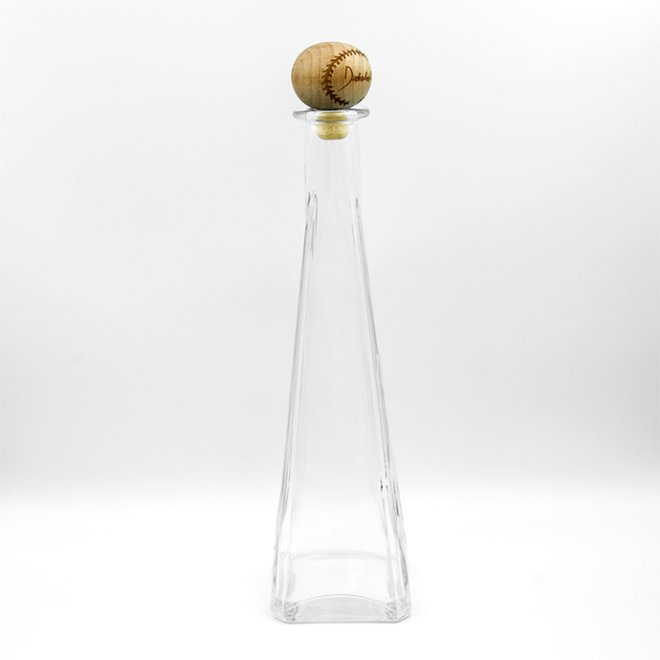 Botellas de agua mineral de vidrio transparente cónicas