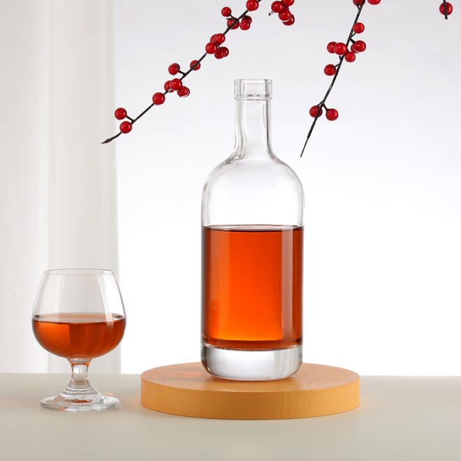 Botella de vidrio vacía con diseño creativo y logotipo personalizado para whisky