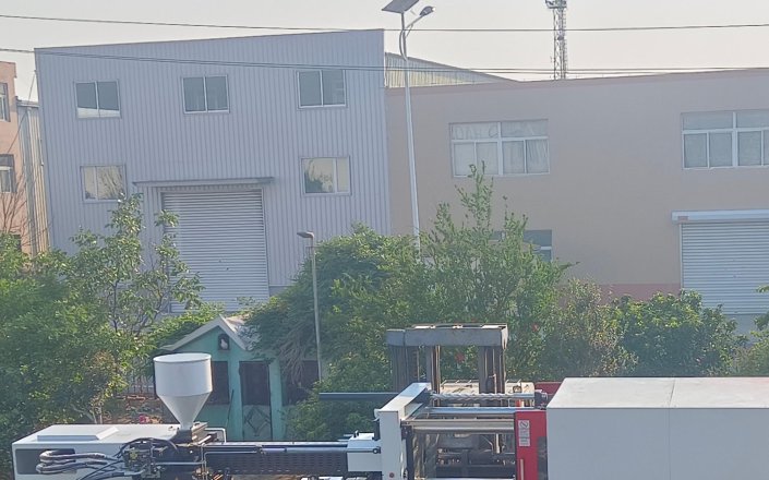 The injection molding machine packaging has been dispatched to Vietnam