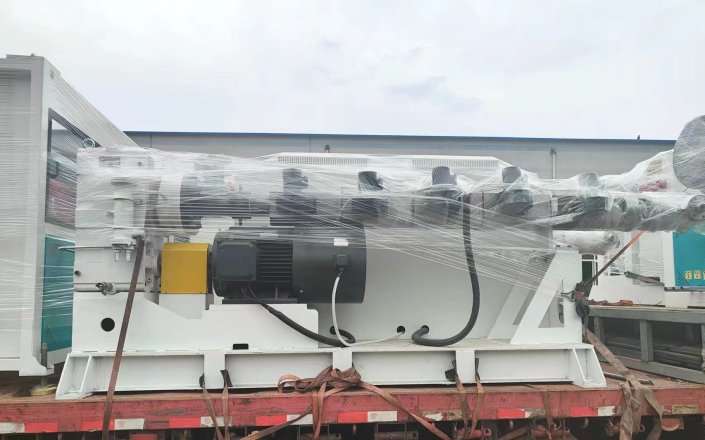 Ten sets of plastic pipe equipment have been packed and sent to Vietnam