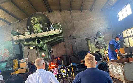 The user should be familiar with all kinds of sling and its end accessories of their own performance, use precautions, scrap standards.