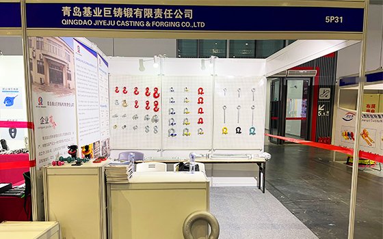 The operation should prevent damage to the sling and accessories, if necessary, the corner protection should be added at the corner.