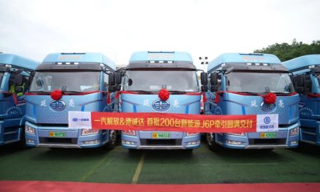 FAW Jiefang Delivers First Batch of 200 J6P Battery Swap Tractors to Dechengda Logistics